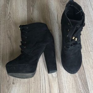 Heel booties black